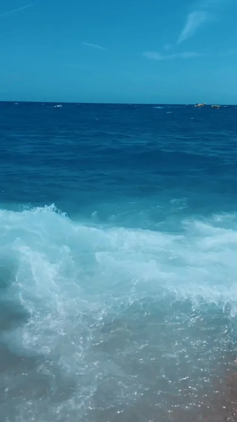 Blue wave view on tropical paradise beach of Pacific ocean. 스톡 동영상 332710155