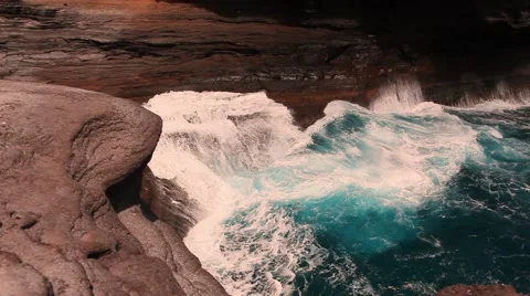 Blue wave washed rocks Vidéo 43858675