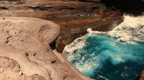 Blue wave washed rocks turquoise waves Vidéo 43858064