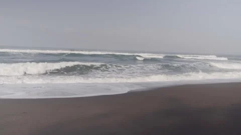 Blue waves on a clean beach Stock-Footage 316574378
