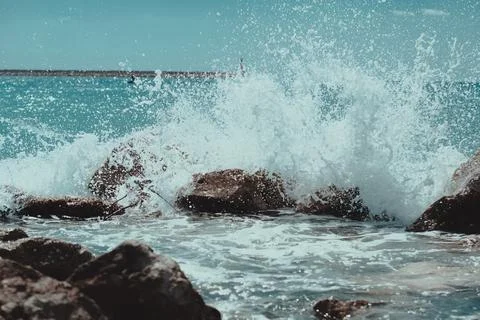 Blue waves crash on the rocks Foto stock