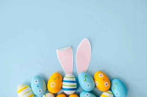 Blue, yellow and white Easter eggs on a light blue background. Foto stock