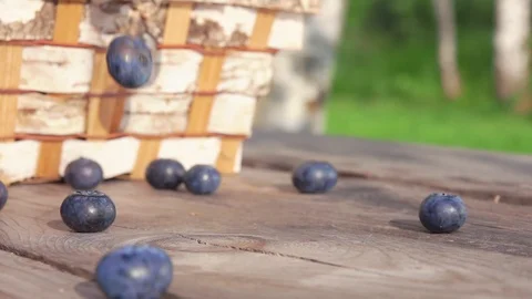 Blueberrie fall on a wooden table Stock-Footage 114498998