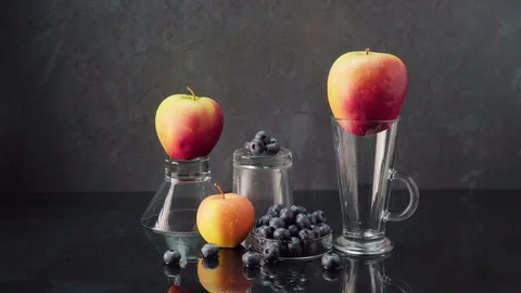 Blueberries, apples and glasses on a dark background Vídeos de archivo 126069448