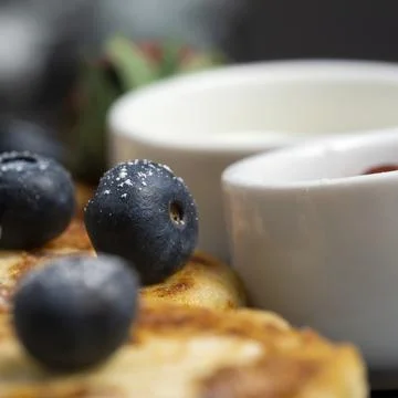 Blueberries on pancakes with sauces 库存照片