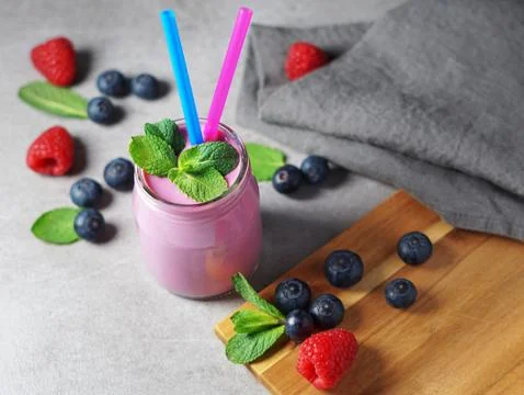 Blueberry And Raspberry Milkshake Foto stock