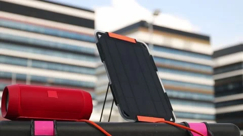 Bluetooth speaker connected to portable solar panel. Vídeo Stock 157590648
