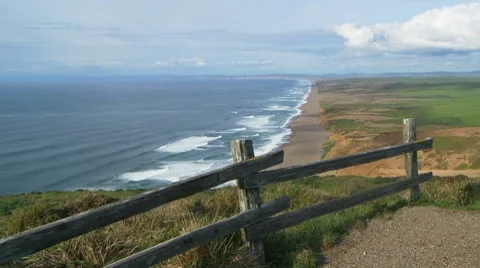 Bluff overlooking ocean waves Stock-Footage 7729756
