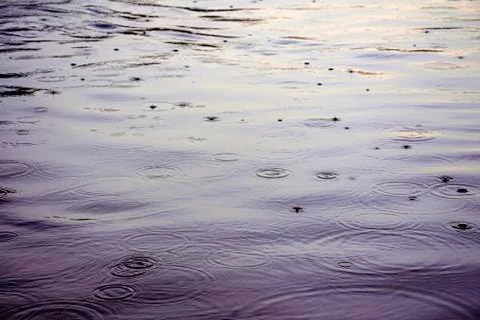 Blur background of rain drop on water surface, Raindrops start drop from the Foto stock