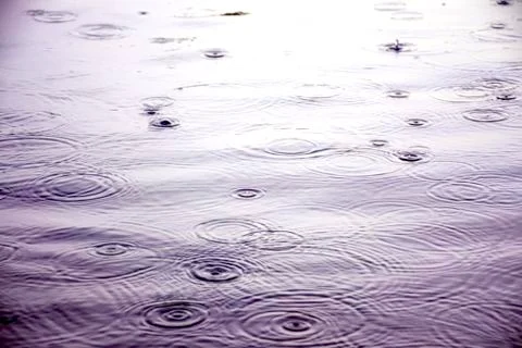 Blur background of rain drop on water surface, Raindrops start drop from the  Foto stock
