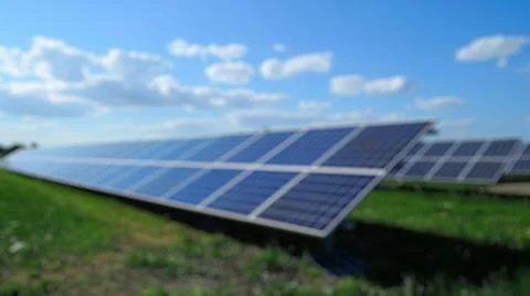 Blur background of solar station panel in the field. Electrical energy. Spate. Foto stock