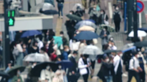 Blur slow motion of pedestrian start to cross the street at Shibuya Scramble Vidéo 196076983
