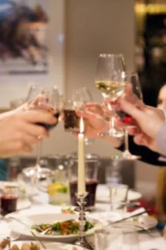 Blurred abstract background clinking glasses of wine. Cheers after speech. Pa Foto stock