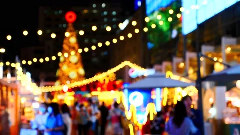 Blurred Background with Christmas Tree and People Walking on New Year Fair 库存影片 160637437