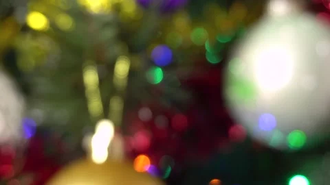 Blurred background of a Christmas tree with balls and garland flashing colorful Stock-Footage 143877930