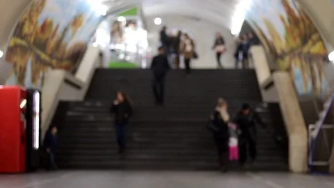 Blurred background crowd of walking people Vidéo 83381586