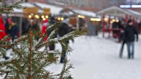 Blurred background defocused silhouets of people at the Christmas fair 스톡 동영상 74106381