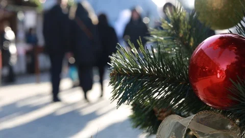 Blurred background defocused silhouets of people at the Christmas fair Video stock 106725567