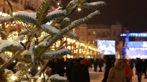 Blurred background defocused silhouets of people at the Christmas fair 스톡 동영상 119847141