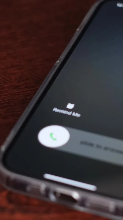 Blurred background, display of incoming call from mom. Parental care. Vertical Stock-Footage 250382069