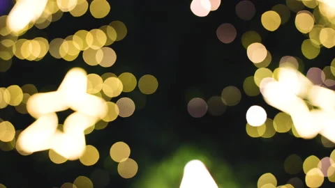 Blurred background of illuminated Christmas tree. Vídeos de archivo 144589752