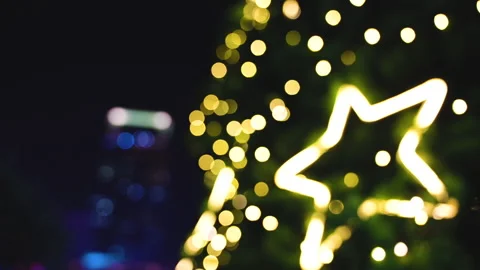 Blurred background of illuminated Christmas tree. Vídeos de archivo 144591986