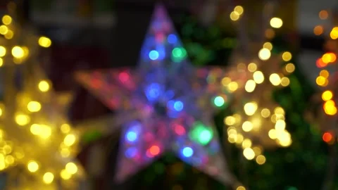 Blurred background of star-shaped flickering Christmas lights and garlands. Vidéo 256616747