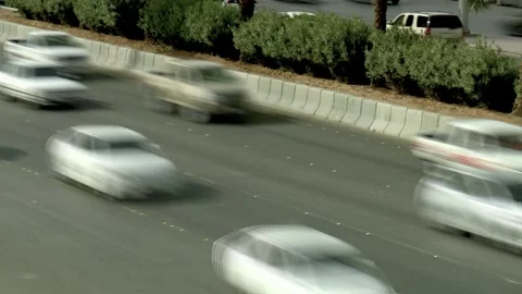 Blurred cars streaming along a divided Riyadh road in time lapse 库存影片 346426708