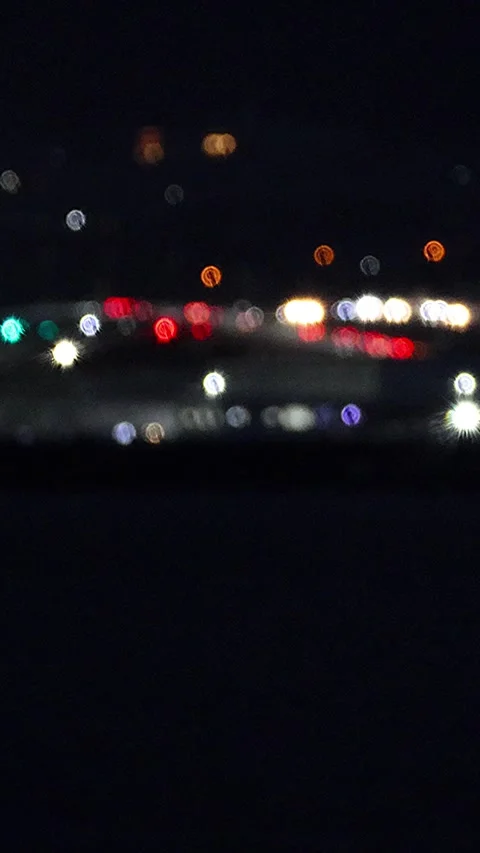 Blurred city lights reflection and sound of waves ASMR at regional city,Vertical 库存影片 345396583