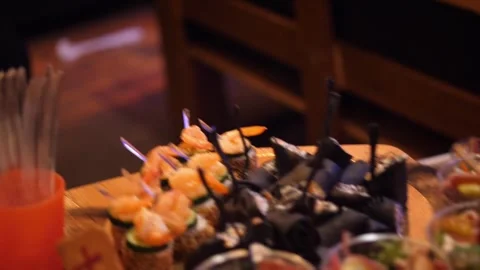 Blurred Close Up of Catering Buffet Table with Party Snacks and Mini Burgers Vidéo 336816053