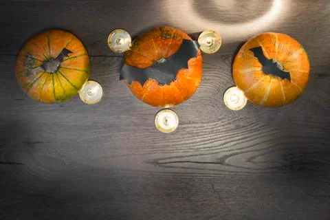 Blurred composition for helloween, three pumpkins, bats and candles Foto stock