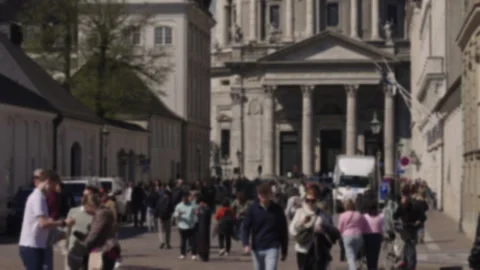 Blurred Crowd Walking Toward Historic Church in Soft Focus Vidéo 309422970