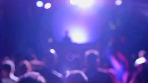 Blurred, defocus background of silhouettes of crowd of people dancing Vidéo 134719071