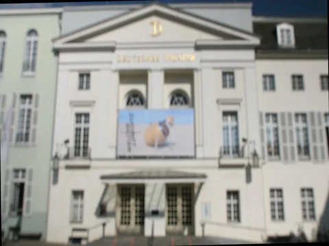 Blurred Deutsches Theater getting in focus 動画素材 80446294