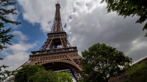 Blurred Eiffel Tower Stockbeeldmateriaal 80418857