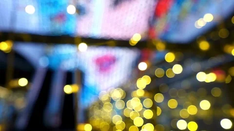 Blurred festive lights create colorful bokeh circles at night Vídeos de archivo 333817373