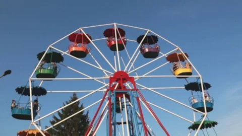 Blurred frame of a ferris wheel in an amusement park at sunny day Video stock 108298765