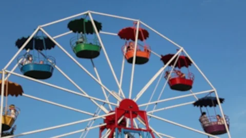 Blurred frame of a ferris wheel in an amusement park at sunny day Video stock 108298767