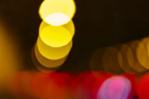 Blurred headlights and tail lights at night, abstract patterns. 库存照片
