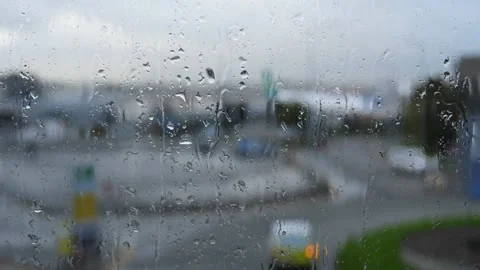 Blurred high angle wet window view of traffic. 스톡 동영상 256079066