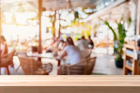 Blurred image of atmosphere of a beachside cafe with empty table Stock-Fotos