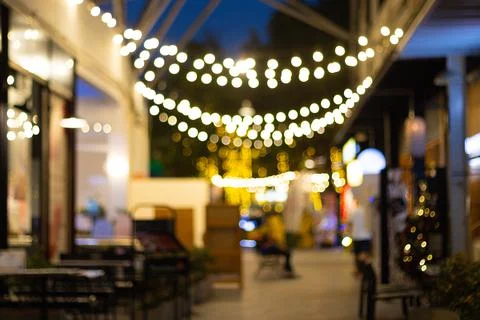 Blurred image Decorative outdoor string lights hanging on tree Stock-Fotos