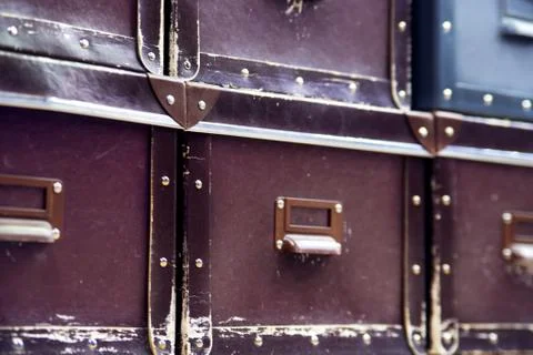Blurred image of Old boxes are stacked on a shelf. Soft focus. Foto stock