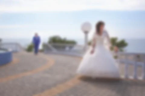 Blurred image of a wedding theme on the beach of the embankment of a young co Foto stock