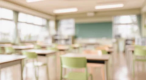 Blurred interior photo of an empty school classroom with desks, chairs and .. Foto stock