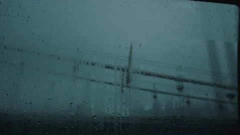 Blurred low angle pov of the brooklyn bridge beams on a rainy day Vídeos de archivo 251222091