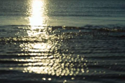 Blurred ocean background with reflections and bokeh Foto stock