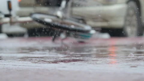 Blurred out of focus bicycle falling down on the road Vídeos de archivo 206028949