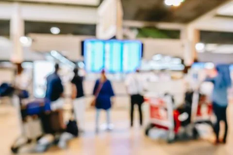 Blurred passenger looking at timetable board flight arrivals at the airport Foto stock