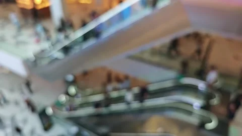 Blurred people using escalators in shopping mall Vidéo 315361273